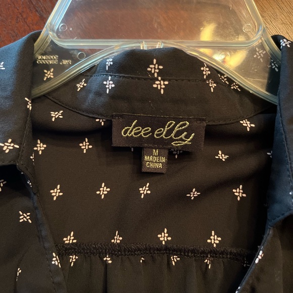 dee elly M, V open shirt style collar, black blouse - Picture 3 of 9